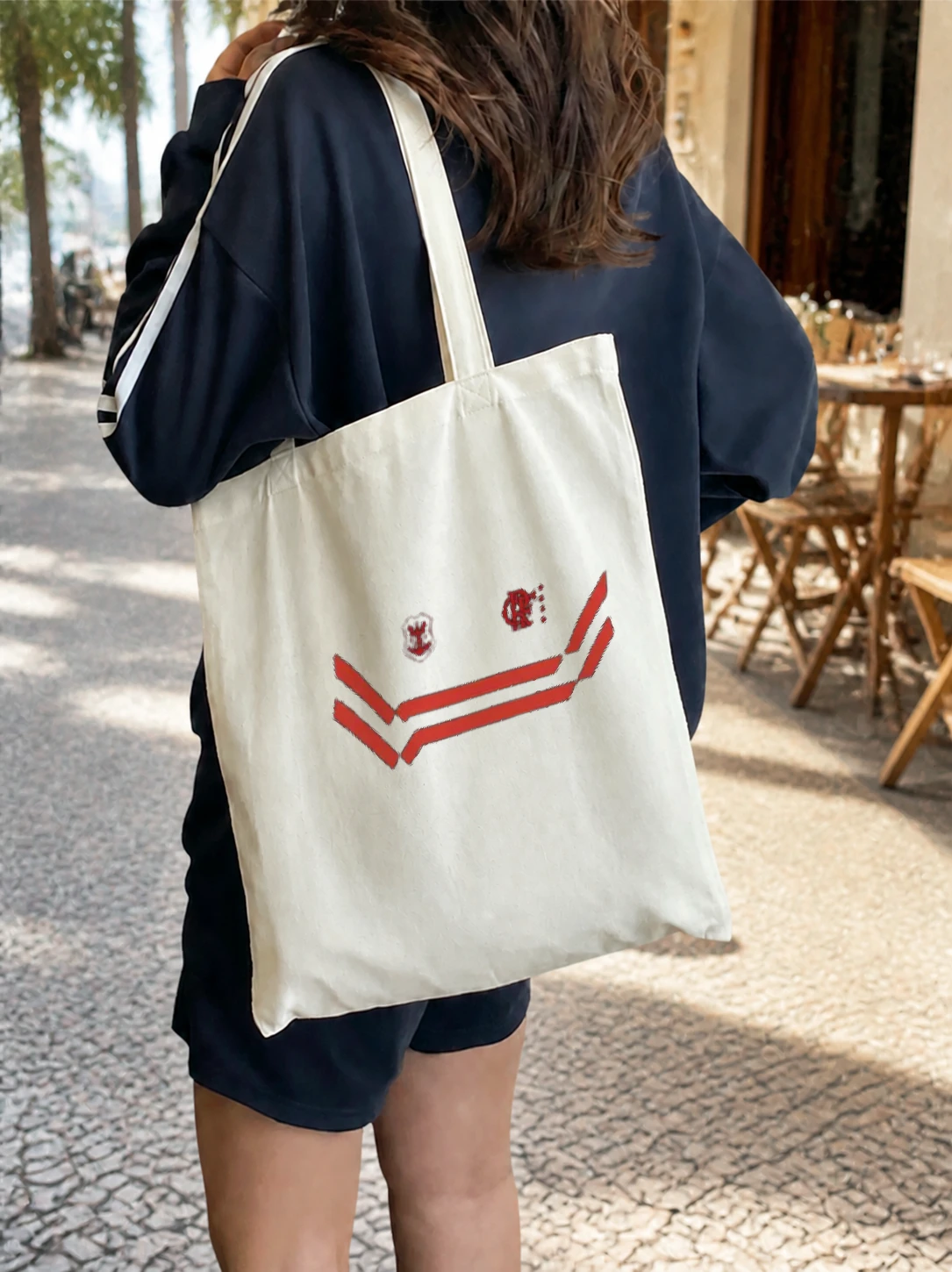 Ecobag Listras Rubro-Negras Street em cena de uso no Brasil