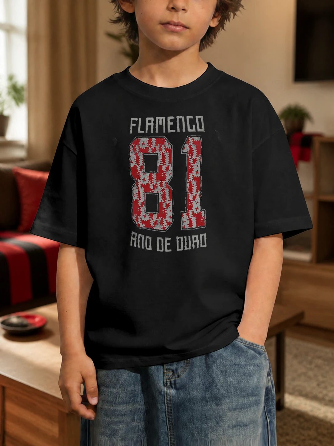 Camiseta infantil Flamengo 81 · Ano de Ouro em cena de uso no Brasil